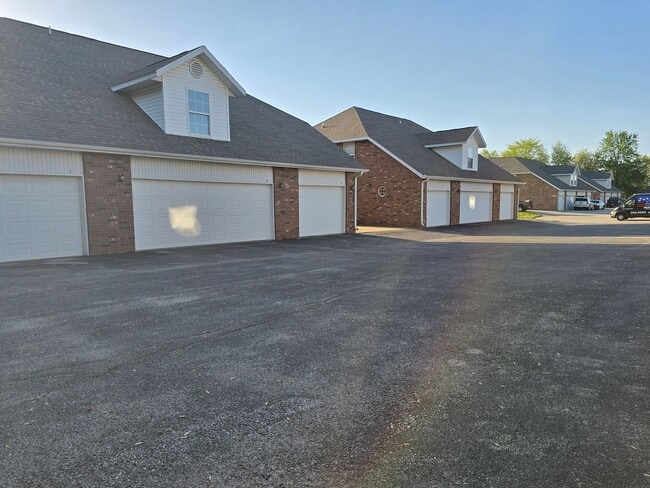 Building Photo - Capri Townhomes