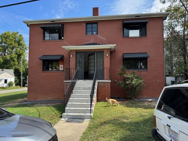 Building Photo - Central AVL - 1/1 Updated Apartment Ready ...