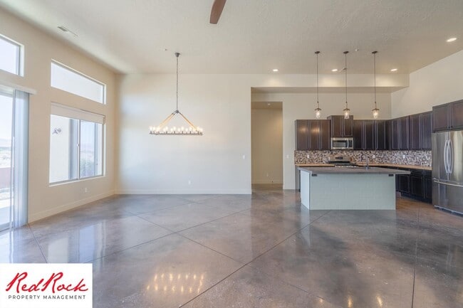 Building Photo - 4 Bedroom Luxury Home Near Sand Hollow