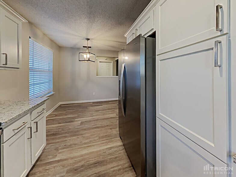 Building Photo - 9736 Villiers Dr S