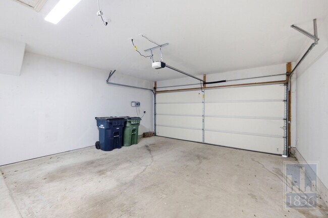 Building Photo - 821 Schefer St