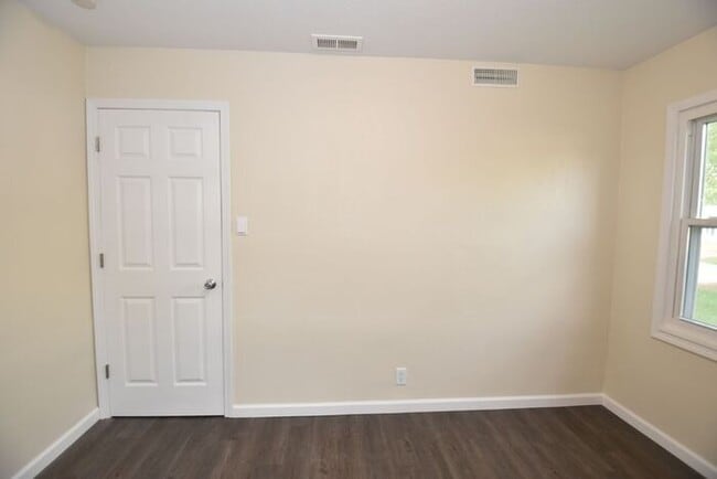 Building Photo - Elkhart North West- 3 bedroom ranch with d...