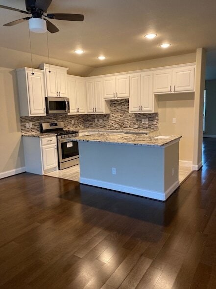 Building Photo - 1827 Lake Travis Dr