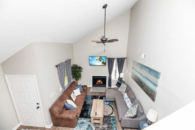 Building Photo - Charming and Spacious Home