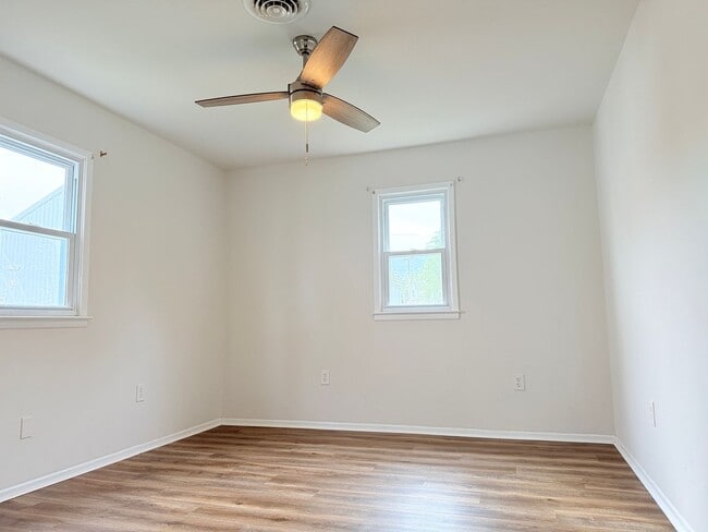 Building Photo - 2 bed, 1 bath Seaford Home with a Private Yard!