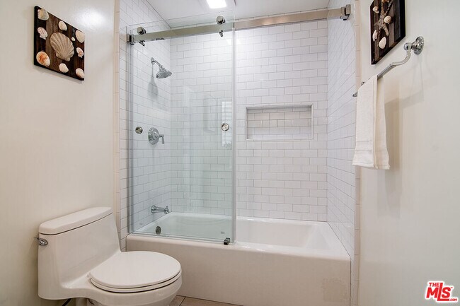 Building Photo - 344 S Doheny Dr