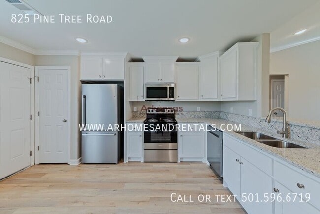 Building Photo - 825 Pine Tree Rd