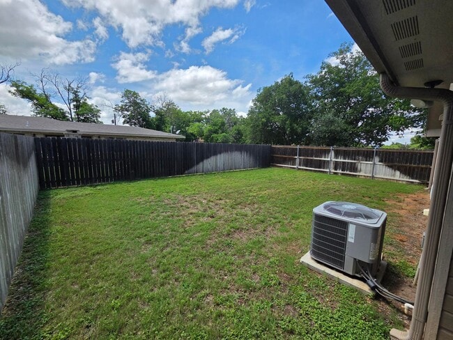 Building Photo - FOR LEASE!! Great location!
