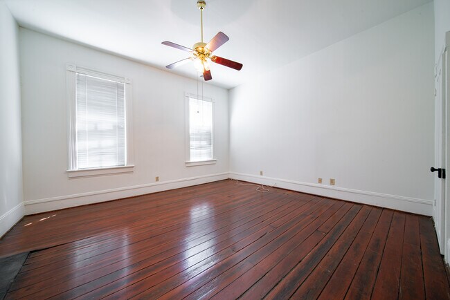Building Photo - 106 7th St