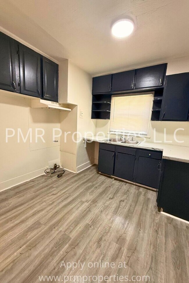 Building Photo - 2 Bedroom/ 1 Bathroom House