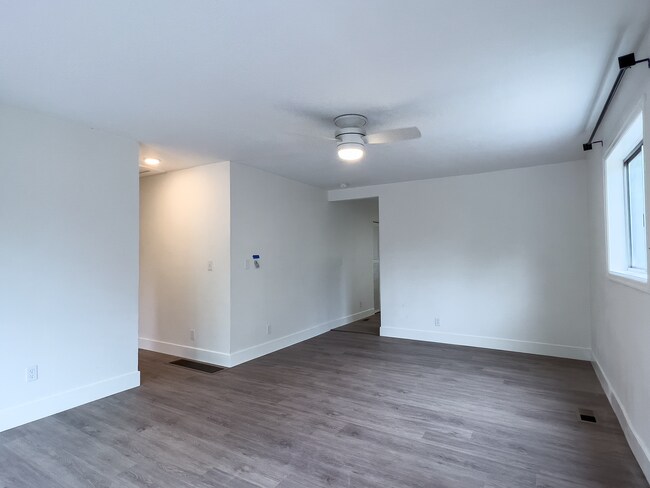 Building Photo - Charming Renovated Ranch 3 Bed + 2 Bath House! Washer & Dryer! Located in Portland's SE Brooklyn ...