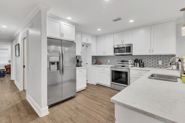Building Photo - 221 S Lorraine Dr