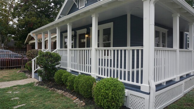 Building Photo - 825 Algregg St
