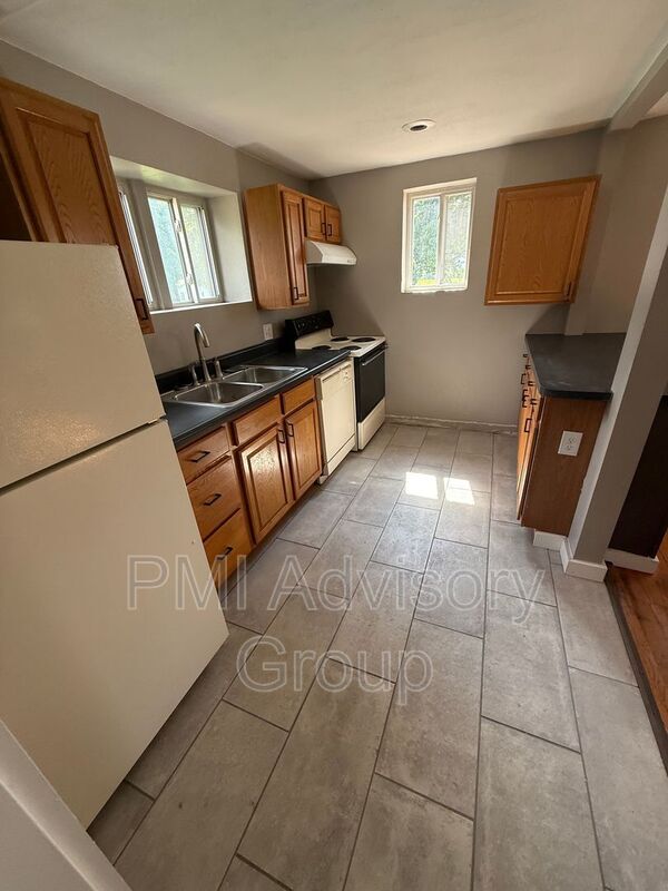 Building Photo - 1409 NE Sardou Ave