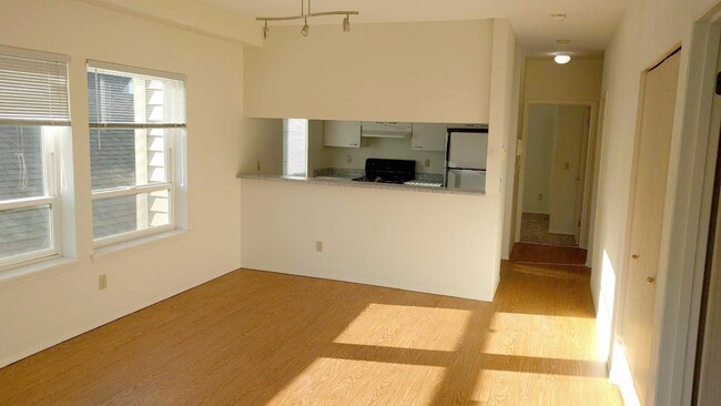Building Photo - Gorgeous 1 bedroom in the heart of Queen A...