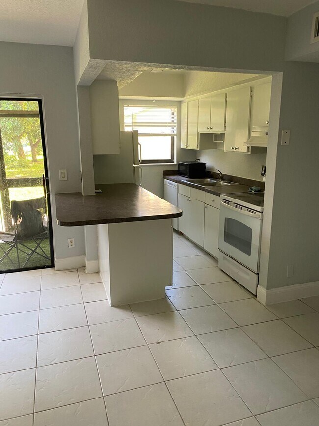 Building Photo - 1195 NW 16th Ave