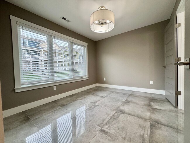 Building Photo - 3 Bed, 3.5 Bath Home w/ 2 Car Garage and Lake Views