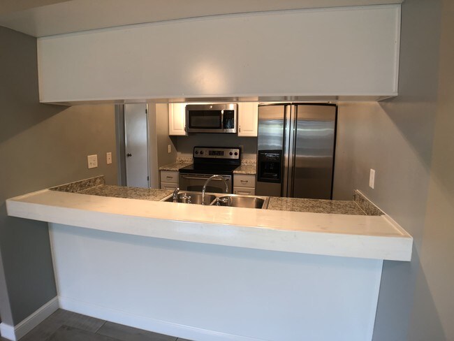 Breakfast Bar and Kitchen Pass-through - 834 Faull Dr