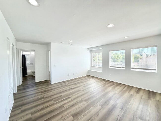 Building Photo - Stunning 4 Bedroom Home in California Tradewinds