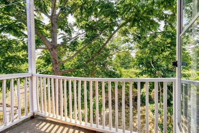 Building Photo - Newly Renovated 3 Bedroom, 1 Bathroom Townhouse