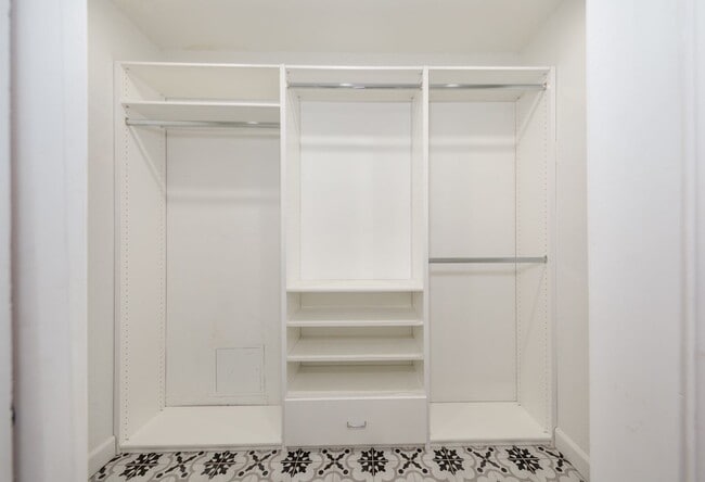 Building Photo - Large, Gorgeous Single Story Pool Home