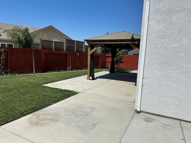 Building Photo - Coming Soon – Luxurious 5 Bedroom, 3 Bath ...