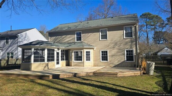 Building Photo - 305 Peachtree Ln