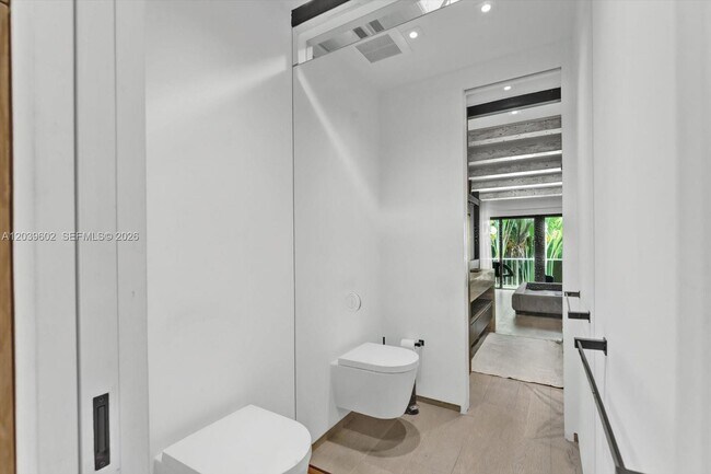 Building Photo - 6011 N Bayshore Dr