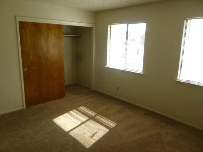 Building Photo - uni600