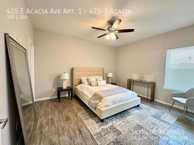 Building Photo - 425 E Acacia Ave
