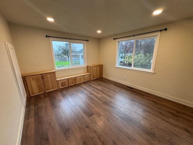 Building Photo - 2 Bedroom 2 Bath