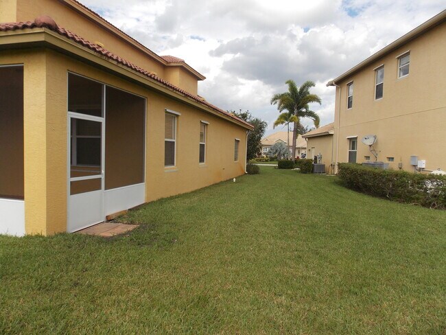 Building Photo - 323 NW Sheffield Cir
