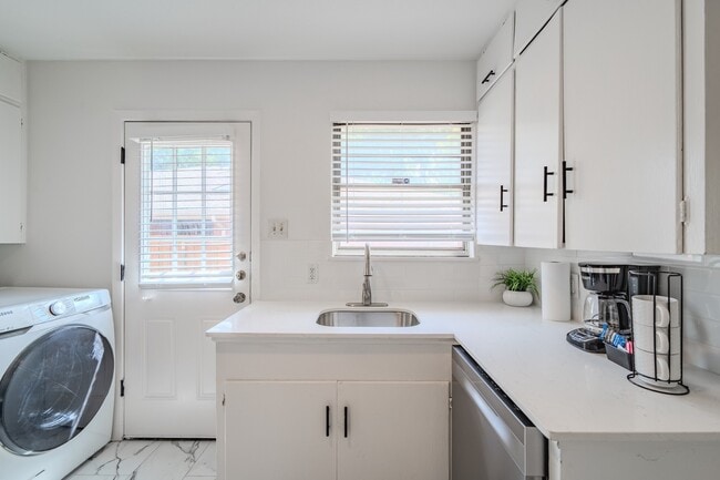 Building Photo - Cozy Forest Hills Retreat in East Dallas