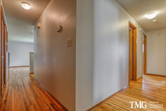 Building Photo - Charming single-family home!