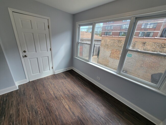 Building Photo - 4849 N Sawyer Ave