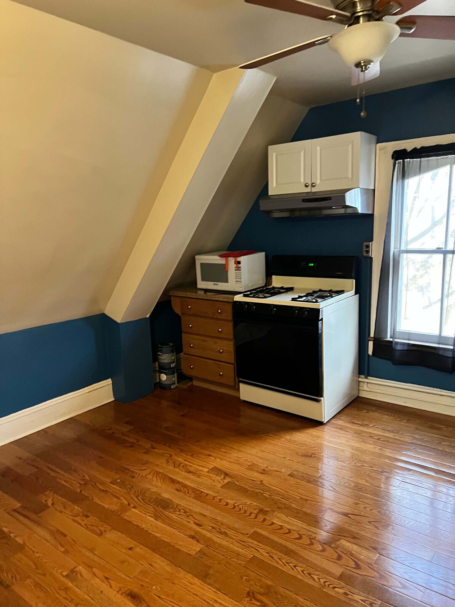 Kitchen - 136 E 9th St