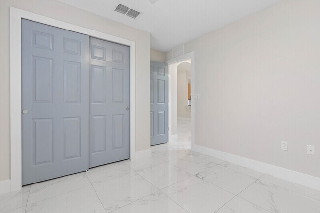 Building Photo - 12 Lloret Pl