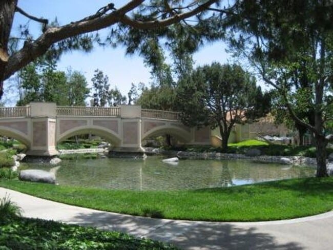 Building Photo - Spacious 2 Bedroom, 2 Bathroom Town Home w/ Attached Garage! Andria of UTC