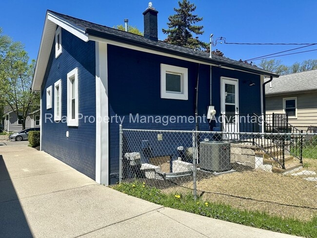 Building Photo - Beautifully Updated 2-Bedroom Home w/ 2-Ca...