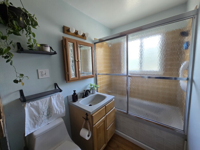 Upstairs bathroom 1 - 965 S Parfet Way
