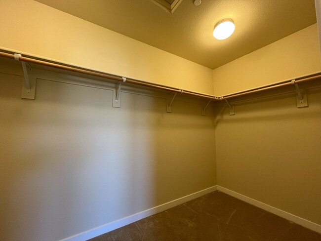 Building Photo - Modern 4-Bedroom End Unit with Community A...