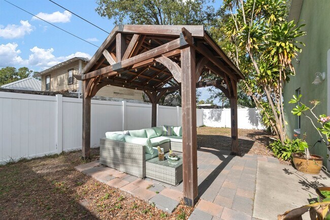 Building Photo - Updated Home in Tampa Heights