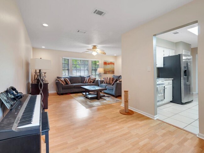Building Photo - 4321 Snoopy Ln