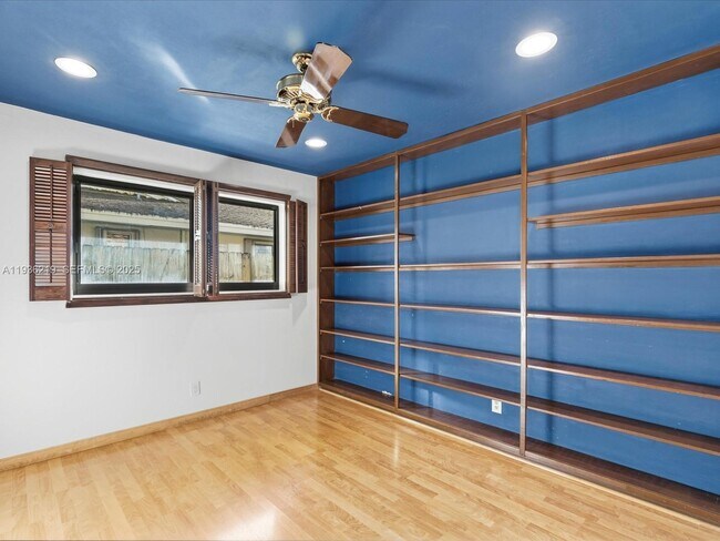 Building Photo - 21151 NE 22nd Ct