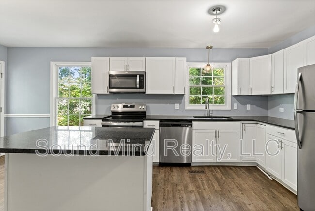 Building Photo - 305 Golf Course Dr