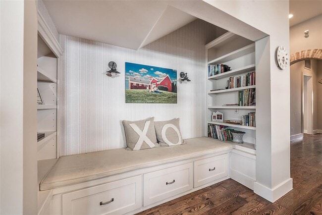 Building Photo - 127 5th St