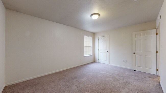 Building Photo - 902 Yi Dr