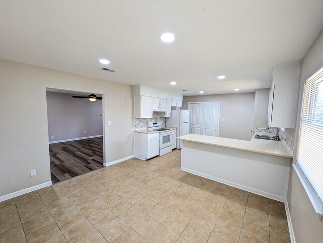 Building Photo - 35 Solar St