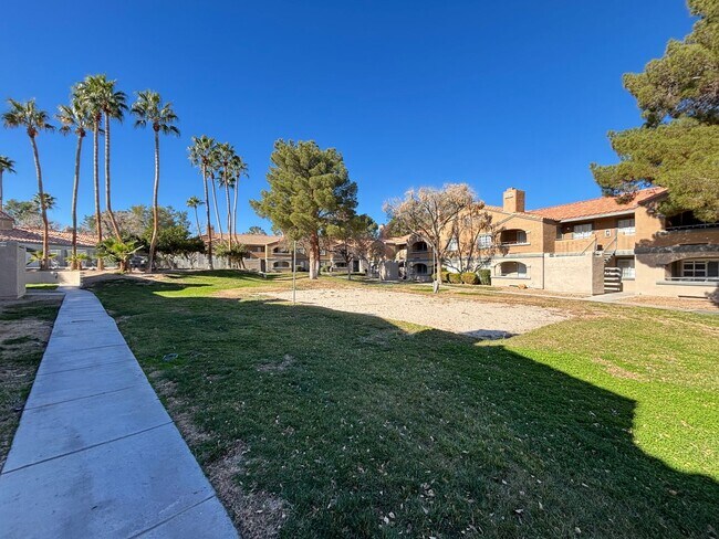 Building Photo - Gorgeous 1Bed/1Bath Fully Furnished 1st Floor Condo located in NW Las Vegas gated Community!