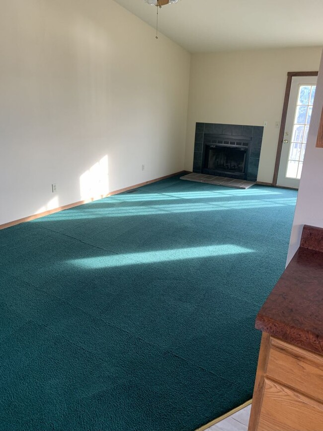 Building Photo - Charming Lakeview Duplex for Rent!